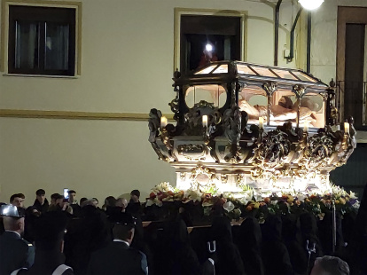 Paso del Santo Entierro, rodeado de público.