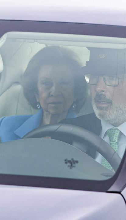 La reina emética acude sola en coche directamente al almuerzo.
