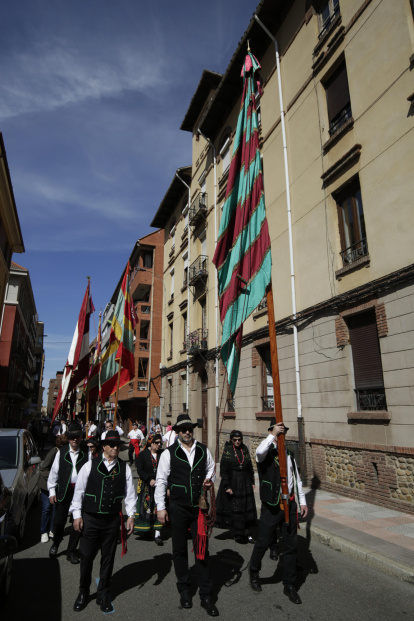 La concentración de pendones culminó en San Isidoro.