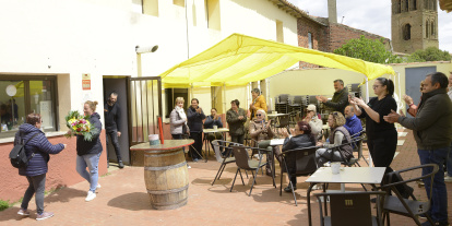 Entrega de ramo en presencia de los vecinos  foto