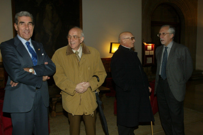 Fernando Suárez, Miguel Cordero del Campillo, Antonio Viñayo y Luis Mateo Diéz, que acaba de recibir (este último) el premio al Leonés del Año 2000.