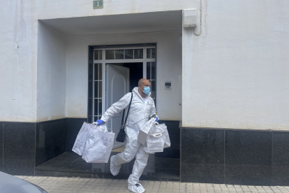 Un agente de la Guardia Civil sale de la vivienda de uno de los dos detenidos.