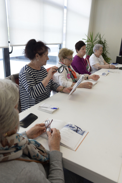 El centro trabaja con dos ejes principales centrados en la promoción, desarrollo y difusión de conocimientos, experiencias innovadoras y métodos de atención a personas mayores en riesgo de dependencia.