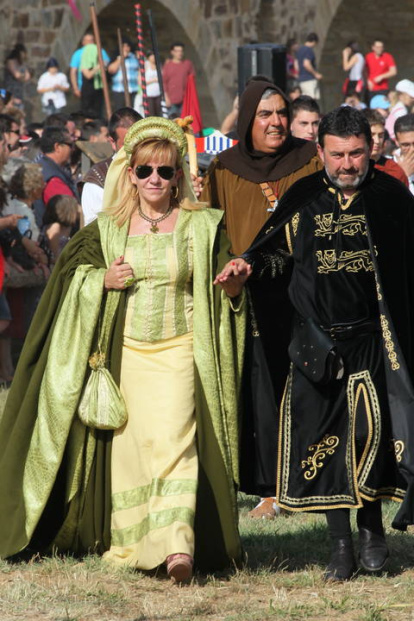 Isabel Carrasco en las Juntas del Passo Honrosso en Hospital de Órbigo, ataviada con traje medieval, junto al  alcalde, Enrique Busto. 