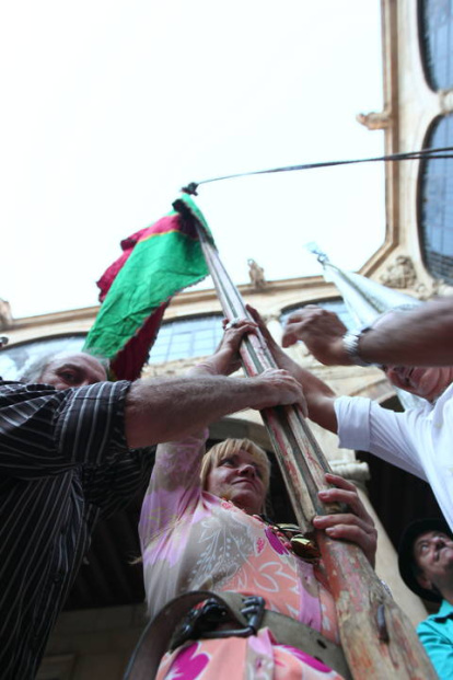Isabel Carrasco, en el patio del Palacio de los Guzmanes, se animó a sujetar un pendón, una de las atracciones más arraigadas de los pueblos de León.