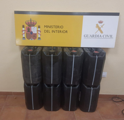 Garrafas de gasóleo recuperadas en Benuza