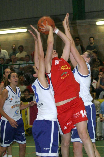 Acis Mercaleón logró la gesta de subir a la máxima categoría del baloncesto femenino nacional el 23 de mayo de 2004. Venció al favorito Sõller (54-64) en la cancha mallorquina tras un encuentro perfecto.