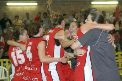 Acis Mercaleón logró la gesta de subir a la máxima categoría del baloncesto femenino nacional el 23 de mayo de 2004. Venció al favorito Sõller (54-64) en la cancha mallorquina tras un encuentro perfecto.