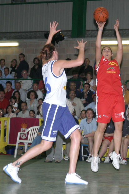Acis Mercaleón logró la gesta de subir a la máxima categoría del baloncesto femenino nacional el 23 de mayo de 2004. Venció al favorito Sõller (54-64) en la cancha mallorquina tras un encuentro perfecto.
