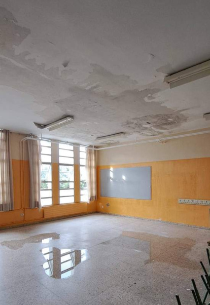 Las cucarachas y las hormigas campan a sus anchas en el edificio de Infantil donde los techos se caen por la humedad e inhabilitan las aulas ante el peligro potencial.  DL