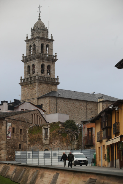 Otra imagen de la casa en ruinas de la calle Gil y Carrasco de Ponferrada