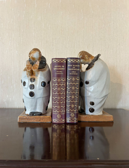 Libros y objetos de decoración también a la venta en la casa del centro de León.