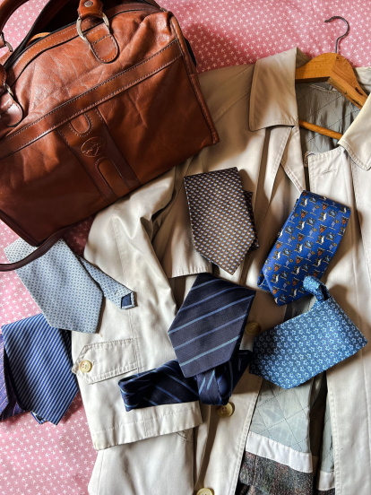 Prendas de ropa, corbatas y complementos también se exponen al visitante.