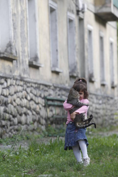 Una niña en el barrio de El Escobio de Matarrosa del Sil.
