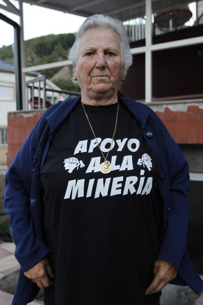 Una mujer con una camiseta de apoyo a la minería.