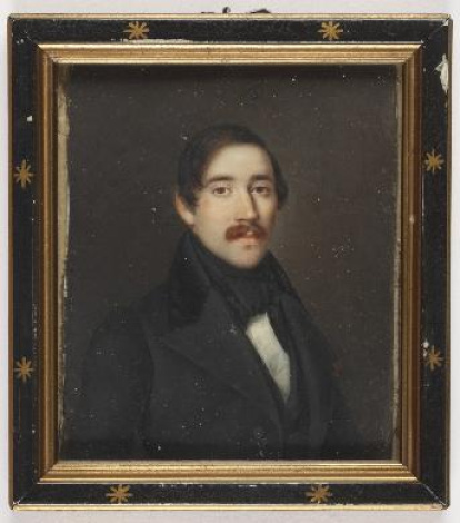 Miniatura de formato rectangular con retrato de caballero joven, representado de busto largo. La figura se recorta sobre un fondo neutro y está girada levemente a su izquierda, pero con el rostro de frente y dirigiendo su mirada al espectador. Lleva el cabello corto peinado con raya al lado y luce bigote y quizá lo que parece ser una discreta mosca bajo el labio, manteniendo el resto del rostro afeitado. Viste levita negra con cuello de solapa, chaleco del mismo color y camisa blanca. Completa el atuendo con una gran corbata-lazo en negro. Sobre una de las solapas se aprecia un ligerísimo detalle en color rojo, quizá de un pañuelo o algún tipo de adorno. Obra entregada en calidad de depósito por la Comisaría General del Patrimonio Artístico Nacional el 18 de junio de 1943, según consta en el recibo 1815.