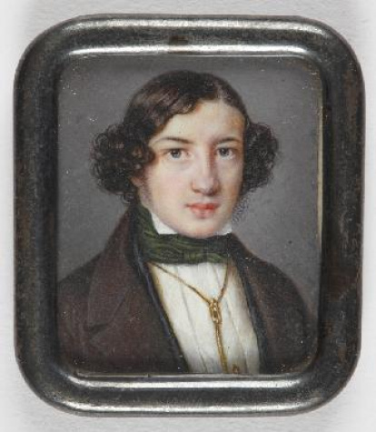 Retrato individual masculino. De autoría anónima, desconocida es también la identidad del elegante personaje retratado, en el que se aprecia una gran captación psicológica. Destaca, asimismo, la gran maestría en el tratamiento de los detalles, tanto en la cabeza como en la indumentaria y joyas, máxime teniendo en cuenta las limitadas dimensiones de la imagen.