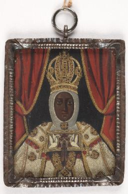 Nuestra Señora del Sagrario. Miniatura representando a Nuestra Señora del Sagrario, patrona de la ciudad de Toledo. Aparece de busto, en posición frontal, coronada y con la cara enmarcada con toca blanca. Obra entregada en calidad de depósito por la Comisaría General del Patrimonio Artístico Nacional el 18 de junio de 1943.