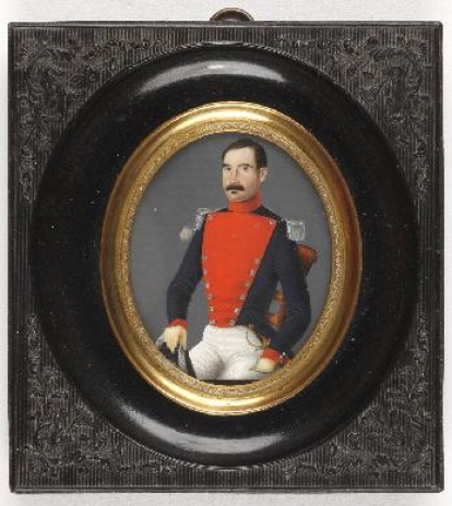 Retrato de militar. Miniatura oval con retrato masculino de tres cuartos, en posición sedente y recortado sobre un fondo neutro. Obra entregada en calidad de depósito por la Comisaría General del Patrimonio Artístico Nacional el 18 de junio de 1943.