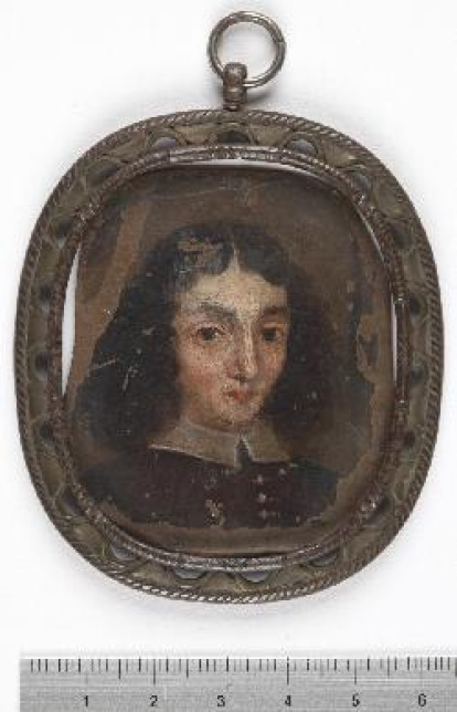 Retrato de caballero joven de busto corto, con la cabeza levemente girada hacia su izquierda y dirigiendo su mirada hacia el espectador, sobre un fondo de tonalidades pardas. Obra entregada en calidad de depósito por la Comisaría General del Patrimonio Artístico Nacional el 18 de junio de 1943.
