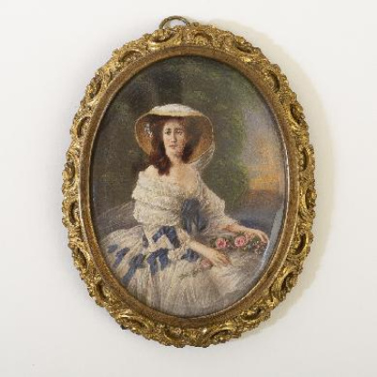 Retrato de Eugenia de Montijo sentada en un paisaje con vegetación al fondo. Porta una pamela de ala ancha, con gran velo de tul. Luce cabello largo, con tirabuzones que caen sobre los hombros, y un tocado de flores. Obra entregada en calidad de depósito por la Comisaría General del Patrimonio Artístico Nacional el 18 de junio de 1943.