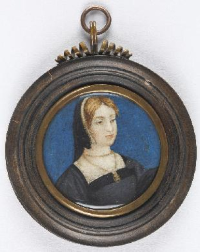 Miniatura circular con retrato femenino de busto, girado hacia su izquierda, con la mirada baja y perdida, recortado sobre un fondo azul. Obra entregada en calidad de depósito por la Comisaría General del Patrimonio Artístico Nacional el 18 de junio de 1943.