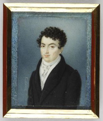 Miniatura rectangular con retrato de caballero joven, representado de busto largo, ligeramente girado hacia su derecha y recortado sobre un fondo en tonos azules. Viste levita negra y chaleco, camisa y pañuelo anudado al cuello, todo ello en color blanco. Luce el cabello oscuro corto y rizado, cayéndole sobre la frente y las sienes. Obra entregada en calidad de depósito por la Comisaría General del Patrimonio Artístico Nacional el 18 de junio de 1943.
