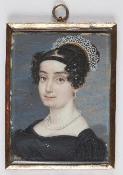 Retrato femenino de busto, ligeramente girado y con el rostro y la mirada dirigidos hacia el espectador. La miniatura está enmarcada en un estuche de cristal, con una trasera de cartón forrado de seda. Al abrir el marco que sirve de estuche se encontró que entre la placa de marfil y la trasera de tela se había escondido un mechón, que probablemente perteneció a la joven que aparece retratada. Obra entregada en calidad de depósito por la Comisaría General del Patrimonio Artístico Nacional el 18 de junio de 1943.