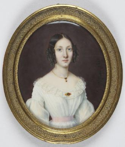Miniatura de formato oval con retrato femenino de medio cuerpo, recortado sobre un fondo neutro en tonos sepias. La miniatura está realizada con la técnica del punteado, consiguiendo efectos de una gran delicadeza. Obra entregada en calidad de depósito por la Comisaría General del Patrimonio Artístico Nacional el 18 de junio de 1943.