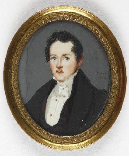 Miniatura de formato oval con retrato de caballero joven, representado de busto, ligeramente girado hacia su derecha y sobre un fondo neutro en tono gris. Aparece firmada y fechada: