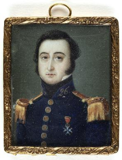 Miniatura rectangular con retrato de busto de caballero, con uniforme militar de capitán. No se conoce al autor de la miniatura, ya que no está firmada, y también es desconocido el personaje retratado. Obra entregada en calidad de depósito por la Comisaría General del Patrimonio Artístico Nacional el 18 de junio de 1943.