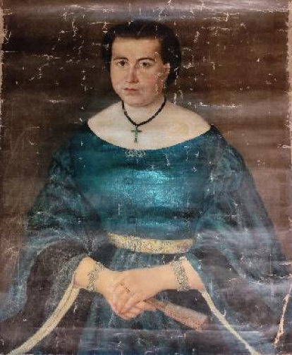 Retrato decimonónico sobre lienzo sin bastidor que representa a una señora de medio cuerpo con vestido azul oscuro de amplio escote y cinturón con flores. Tiene las manos cruzadas que sostienen un abanico. Lleva una cinta al cuello con una cruz y una pulsera en cada mano. Fondo neutro. Obra entregada en calidad de depósito por el Ministerio de Cultura al Museo del Pueblo Español, el 23 de septiembre de 1978 (en copia mecanografiada se transcribe erróneamente 1971). La obra se encontraba en el Casón del Buen Retiro, sede de los almacenes de la Comisaría del Patrimonio Artístico desde 1971.