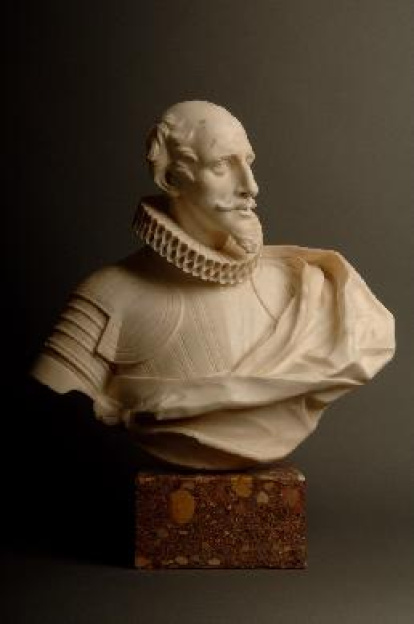 Retrato de un militar de evidente edad madura y presumible alto rango. Elegante de proporciones, sobre la armadura de sobrios motivos lineales, trabajada con impecable simplicidad, se dispone el manto de la manera habitual en estos bustos; introduce un cambio de texturas y tratamiento de superficies mediante su juego de pliegues, con efectos de claroscuro, a los que contribuye el amplio cuello de lechuguilla. El rostro de suave modelado, acusa rasgos personales matizados por cierta idealización. Obra entregada por la Comisaría General del Servicio de Defensa del Patrimonio Artístico Nacional al Museo Nacional de Escultura, en calidad de depósito, el 20 de marzo de 1941.