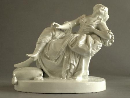 Existen dos fichas de inventario: una de ellas afirma que la pieza puede ser belga: F. J. Peterick funda la fábrica en 1751, fue la fábrica más importante belga, pasta muy blanca que se asemeja a la de Sèvres y Meissen. Parte de los ingredientes provienen de Bruxelles, lugar próximo a Turnai. En cambio, en otra ficha, Carmen de Arechaga dice que posiblemente pertenece a la fábrica de Meissen, Sajonia, hacia 1880. Durante la Guerra Civil, la pieza se deposita en el Museo Arqueológico Nacional por incautación, ya que esta institución sirvió de almacén temporal de bienes culturales.