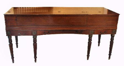 Caja chapeada en nogal con limoncillo en el frente del teclado -donde se encuentra la marca de fabricación en grafías doradas- y seis patas torneadas de sección circular sosteniendo el mueble. Mecanismo interno inglés, con un puente en dos secciones y las cuerdas dobles de alambre. El teclado, con extensión de seis octavas (Fa_1-Fa6), posee las teclas naturales chapadas en marfil -con moldura en el frente- y las alteradas en ébano. Cajones y tapa practicables, careciendo de cualquier tipo de pedal para la modifcación del sonido. Obra entregada en calidad de depósito por la Comisaría General del Patrimonio Artístico Nacional en 1939.