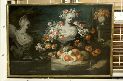 Vista de una fuente ornamental en jardín, ricamente adornada con guirnaldas de flores y frutos. En primer plano, fuente de torso de mujer alado con surtidor. En el plano central, representación escultórica de busto femenino, flores y frutos y en el último término vegetación ordenada y jarrón ornamental florido. Obra procedente de la colección de José Arnaldo Weissberger Kahn (1878-1954) incautada el 1 de junio de 1939 por la Comisaría General del Servicio de Defensa del Patrimonio Artístico Nacional y depositada en el Museo Nacional de Artes Decorativas.