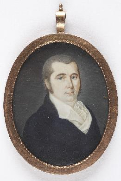 Miniatura oval con retrato masculino de busto, con el cuerpo girado hacia su izquierda y dirigiendo su mirada al espectador, recortado sobre un fondo neutro en tonos grises. Obra entregada en calidad de depósito por la Comisaría General del Patrimonio Artístico Nacional el 18 de junio de 1943.