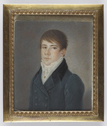 Miniatura rectangular con retrato masculino de medio cuerpo, girado hacia su derecha pero con el rostro vuelto y dirigiendo su mirada al espectador. Obra entregada en calidad de depósito por la Comisaría General del Patrimonio Artístico Nacional el 18 de junio de 1943.