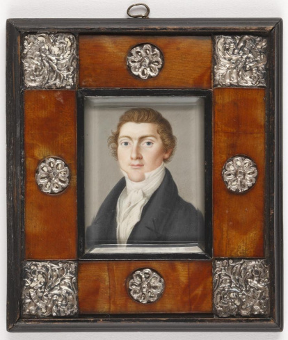 Miniatura rectangular con retrato masculino de busto, ligeramente girado hacia su derecha y dirigiendo su mirada al espectador. La figura se destaca sobre un fondo liso gris claro. Obra entregada en calidad de depósito por la Comisaría General del Patrimonio Artístico Nacional el 18 de junio de 1943.