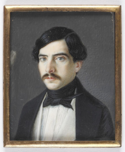 Miniatura rectangular con retrato de busto de un caballero desconocido, elegantemente vestido, con levita negra de amplias solapas, chaleco y camisa blancos y corbata lazo negra. Obra entregada en calidad de depósito por la Comisaría General del Patrimonio Artístico Nacional el 18 de junio de 1943