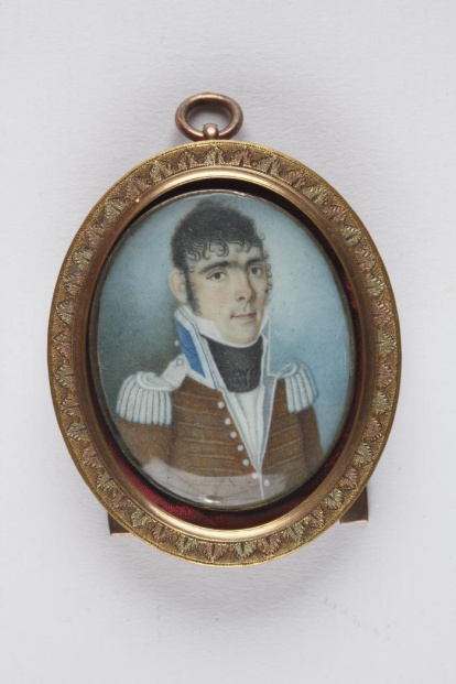 Miniatura oval con retrato masculino de busto, ligeramente girado hacia su izquierda y recortado sobre un fondo neutro en tonos azulados. Obra entregada en calidad de depósito por la Comisaría General del Patrimonio Artístico Nacional el 18 de junio de 1943.