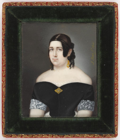 Miniatura rectangular con retrato femenino de busto largo, ligeramente girado hacia su derecha y mirando al espectador, recortado sobre un fondo neutro gris. La dama va ataviada con un vestido negro de amplio escote, que deja sus hombros al descubierto, rematado en un pequeño encaje en la zona del pecho. La miniatura está firmada