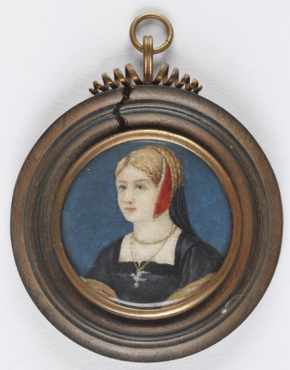 Miniatura circular con retrato femenino de busto, girado hacia su derecha y recortado sobre un fondo azul. La dama viste traje negro con escote cuadrado, ribeteado en terciopelo negro. Es seguramente una copia o versión de algún retrato del siglo XVI. Obra entregada en calidad de depósito por la Comisaría General del Patrimonio Artístico Nacional el 18 de junio de 1943.