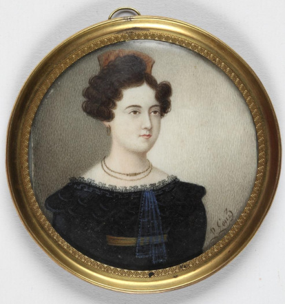 Miniatura circular con retrato femenino de busto largo, girado hacia su izquierda y sobre un fondo neutro claro. Se desconoce la identidad de la dama efigiada, pero tanto la indumentaria como el peinado que luce sitúan este retrato en los primeros años de la década del 1830. La miniatura está firmada