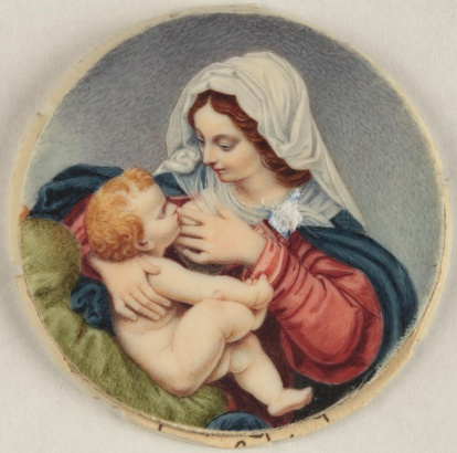 Miniatura de formato circular con representación de la Virgen de la leche. La Virgen, vestida con velo blanco, túnica roja y manto azul, sostiene con el brazo derecho al niño, mientras le amamanta. La pintura religiosa en miniatura tuvo una notable difusión a finales del siglo XVIII y primera mitad del XIX. De hecho, sabemos por los inventarios que los pintores de cámara de esta. Obra entregada en calidad de depósito por la Comisaría General del Patrimonio Artístico Nacional el 18 de junio de 1943.