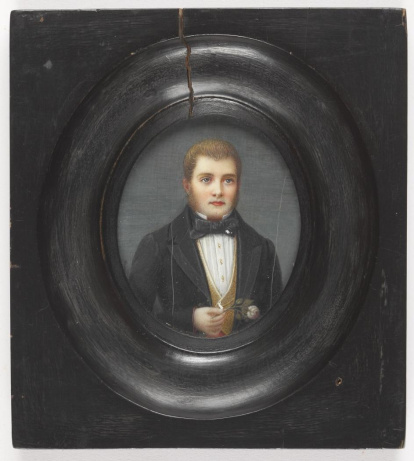 Miniatura oval con retrato masculino de medio cuerpo, en posición frontal, recortado sobre un fondo neutro. Se desconoce la identidad del joven caballero retratado, así como la del autor de la miniatura. Este tipo de piezas experimentaron un gran auge durante el siglo XVIII. Obra entregada en calidad de depósito por la Comisaría General del Patrimonio Artístico Nacional el 18 de junio de 1943