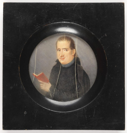 Miniatura circular con retrato masculino de busto largo. La figura está girada hacia su derecha, volviendo su mirada al espectador, y recortada sobre un fondo neutro gris. Se desconoce la identidad del personaje retratado, así como la del autor de esta miniatura. Esta técnica experimenta en el siglo XIX una extraordinaria difusión ligada a la creciente demanda de retratos que reclamaba la sociedad y fueron muchos los artistas que se dedicaron a esta especialidad, de los que muchas veces no se conoce su nombre ni aparecen citados en la documentación de la época. Obra entregada en calidad de depósito por la Comisaría General del Patrimonio Artístico Nacional el 18 de junio de 1943.