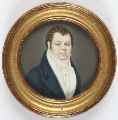 Miniatura circular con retrato masculino de busto, girado hacia su derecha y dirigiendo la mirada al espectador, recortado sobre un fondo neutro. Se desconoce la identidad del joven caballero retratado, así como la del autor de la miniatura. Este tipo de piezas experimentaron un gran auge durante el siglo XVIII, y posteriormente en el XIX. Obra entregada en calidad de depósito por la Comisaría General del Patrimonio Artístico Nacional el 18 de junio de 1943.