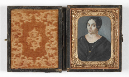 Miniatura rectangular con retrato femenino de busto largo. La figura ocupa todo el espacio pictórico y se recorta sobre un fondo gris. Obra entregada en calidad de depósito por la Comisaría General del Patrimonio Artístico Nacional el 18 de junio de 1943.