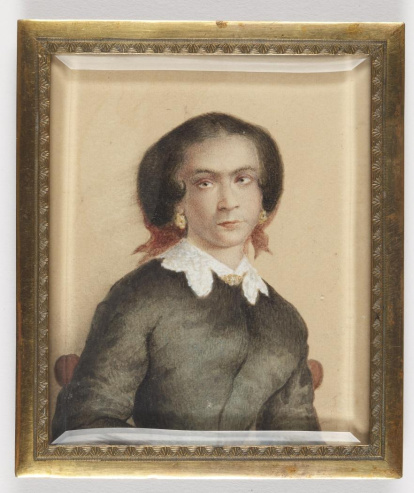 Miniatura realizada sobre cartulina, con retrato femenino de medio cuerpo. Se desconoce la identidad de la dama representada, así como la del autor de esta miniatura. Mediados siglo XIX. Obra entregada en calidad de depósito por la Comisaría General del Patrimonio Artístico Nacional el 18 de junio de 1943.